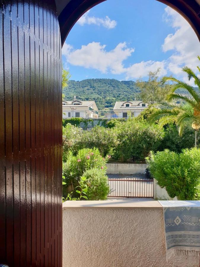 Villa VISTA MARE Su tre piani con giardino Falerna Esterno foto