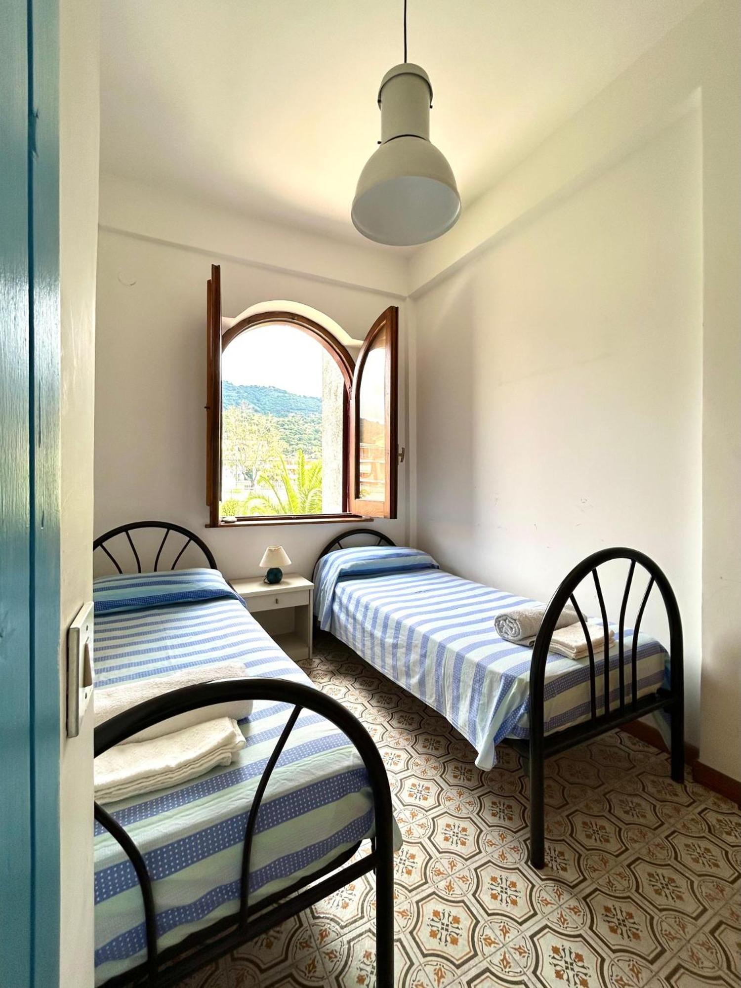 Villa VISTA MARE Su tre piani con giardino Falerna Esterno foto